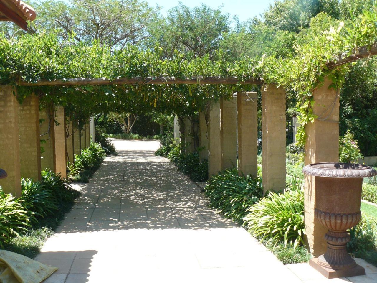 Moon And Sixpence Garden Guest House Muldersdrift Exteriör bild
